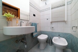 Dusche, Haartrockner, Bidet, Handtücher