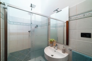Dusche, Haartrockner, Bidet, Handtücher