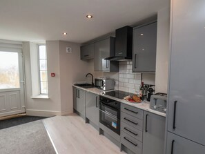 冰箱、电热水壶、烤面包机、厨具/餐具