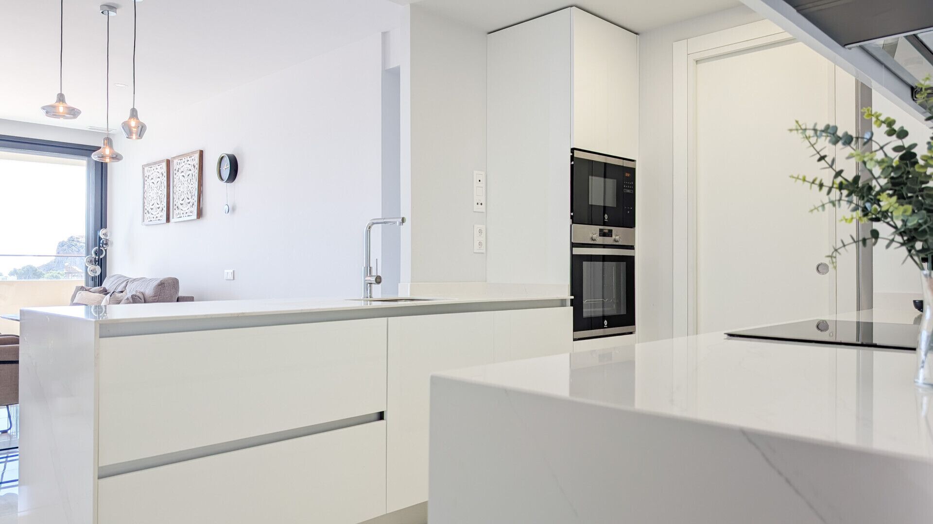 Microondas, horno, placa de cocina y lavavajillas