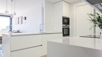 Microondas, horno, placa de cocina y lavavajillas