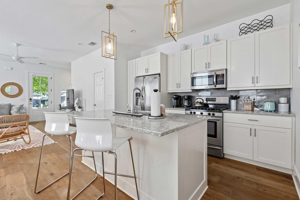 Kylskåp, mikrovågsugn, ugn och spishäll