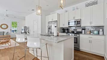 Kylskåp, mikrovågsugn, ugn och spishäll