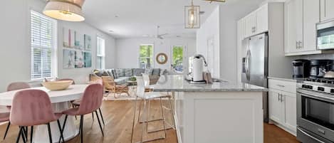 Geladeira, micro-ondas, fogão, cooktop