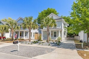 A row of two-story houses with front porches, palm trees, and a mailbox. - Sweet Retreat, Old Village, 5 mins to Dtwn (Mount Pleasant)
