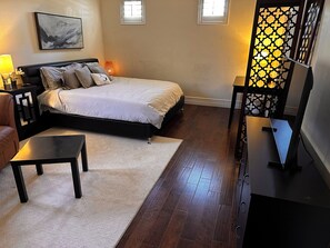 1 chambre, coffre-fort, bureau, fer et planche à repasser