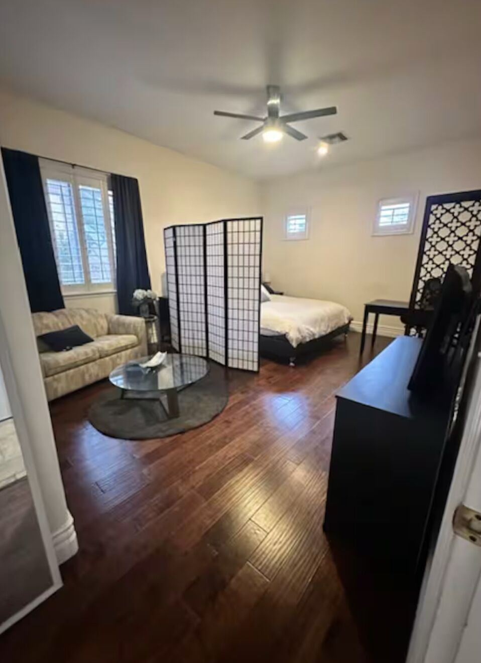 1 habitación, caja de seguridad en la habitación y escritorio 