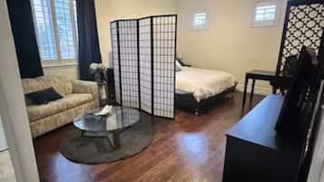 1 habitación, caja de seguridad en la habitación y escritorio