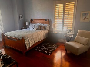 1 makuuhuone, tallelokero huoneessa, työpöytä, silitysrauta/-lauta