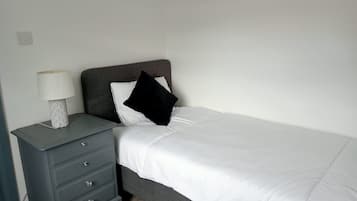 4 bedrooms, iron/ironing board, WiFi, bed sheets