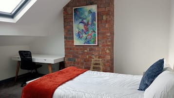 4 bedrooms, iron/ironing board, WiFi, bed sheets