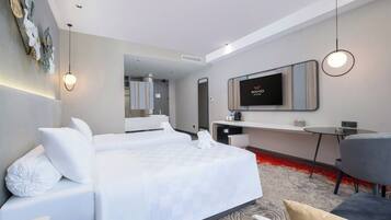 Habitación Deluxe con 2 camas individuales, vista a la ciudad | Sábanas de algodón egipcio, ropa de cama de alta calidad y minibar