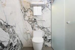 Pantoffels, handdoeken, zeep, shampoo