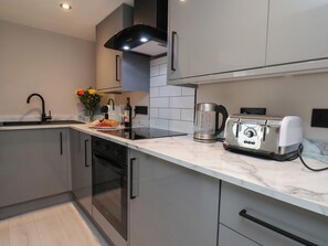 Dishwasher, electric kettle, cookware/dishes/utensils - Apt 2 @ Hunter's Quay (Bridlington)
