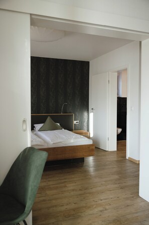 In-room safe, desk, laptop workspace, blackout drapes - feelfalt Café & Hotel (Bad Bellingen)