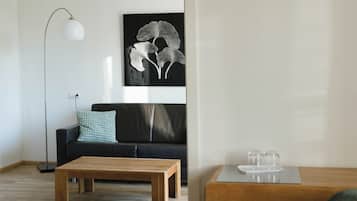 خزنة داخل الغرفة ومكتب ومساحة عمل للكمبيوتر المحمول وستائر تعتيم