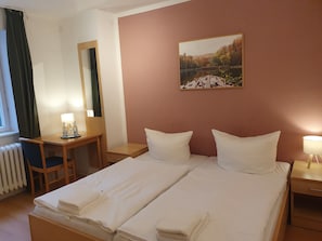 Cortinas opacas, wifi gratis, ropa de cama