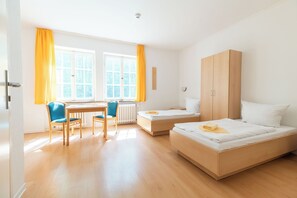 Verdunkelungsvorhänge, kostenloses WLAN, Bettwäsche