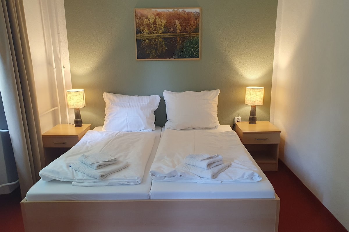 Pimennysverhot, ilmainen Wi-Fi, vuodevaatteet