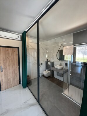 Suite – deluxe, balkong, hageutsikt | Bad