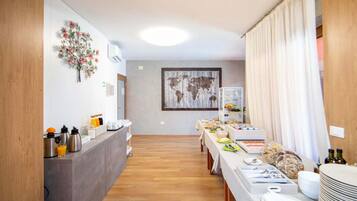 Free daily continental breakfast