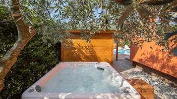 Bồn tắm spa ngoài trời