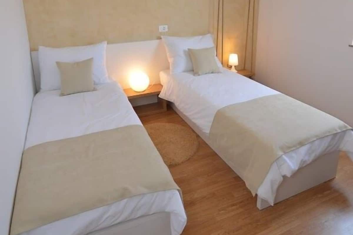 Habitación con 2 camas individuales | 1 habitación, artículos del minibar gratis, wifi gratis y ropa de cama