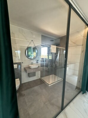 Deluxe-Suite, Balkon, Gartenblick | Badezimmer | Dusche, kostenlose Toilettenartikel, Haartrockner, Handtücher