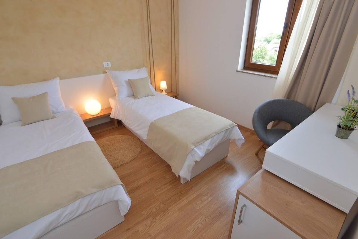 Habitación con 2 camas individuales | 1 habitación, artículos del minibar gratis, wifi gratis y ropa de cama