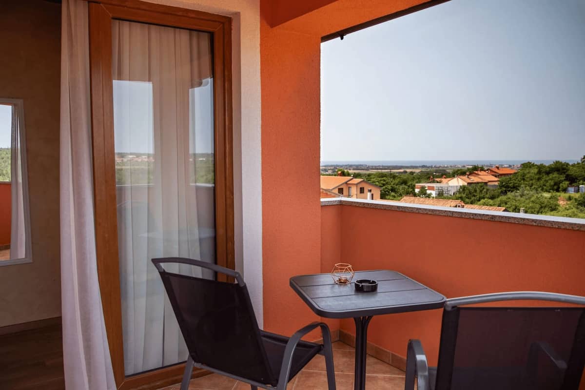 Habitación con 2 camas individuales, balcón, vista al jardín | 1 habitación, artículos del minibar gratis, wifi gratis y ropa de cama