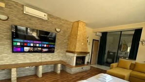 Suite – deluxe, balkong, hageutsikt | Minibar (inkludert), wi-fi (inkludert) og sengetøy