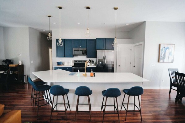 Refrigerador, microondas, horno y parrilla de estufa