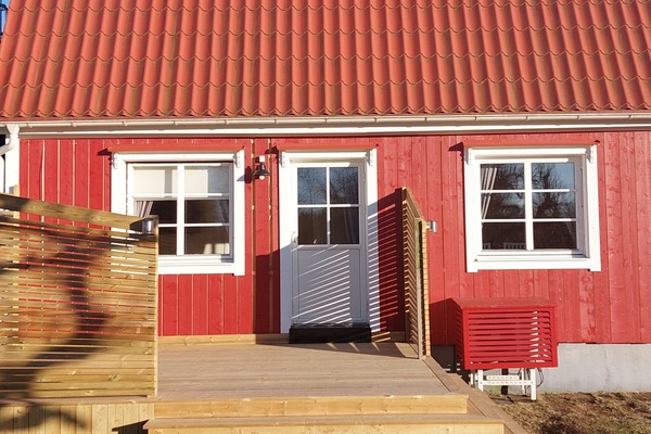 Frontansicht des Hauses mit 1 von 2 Terrassen