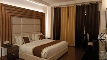Executive Room, 1 Bedroom | Premium bedding, memory-foam beds, desk, free WiFi