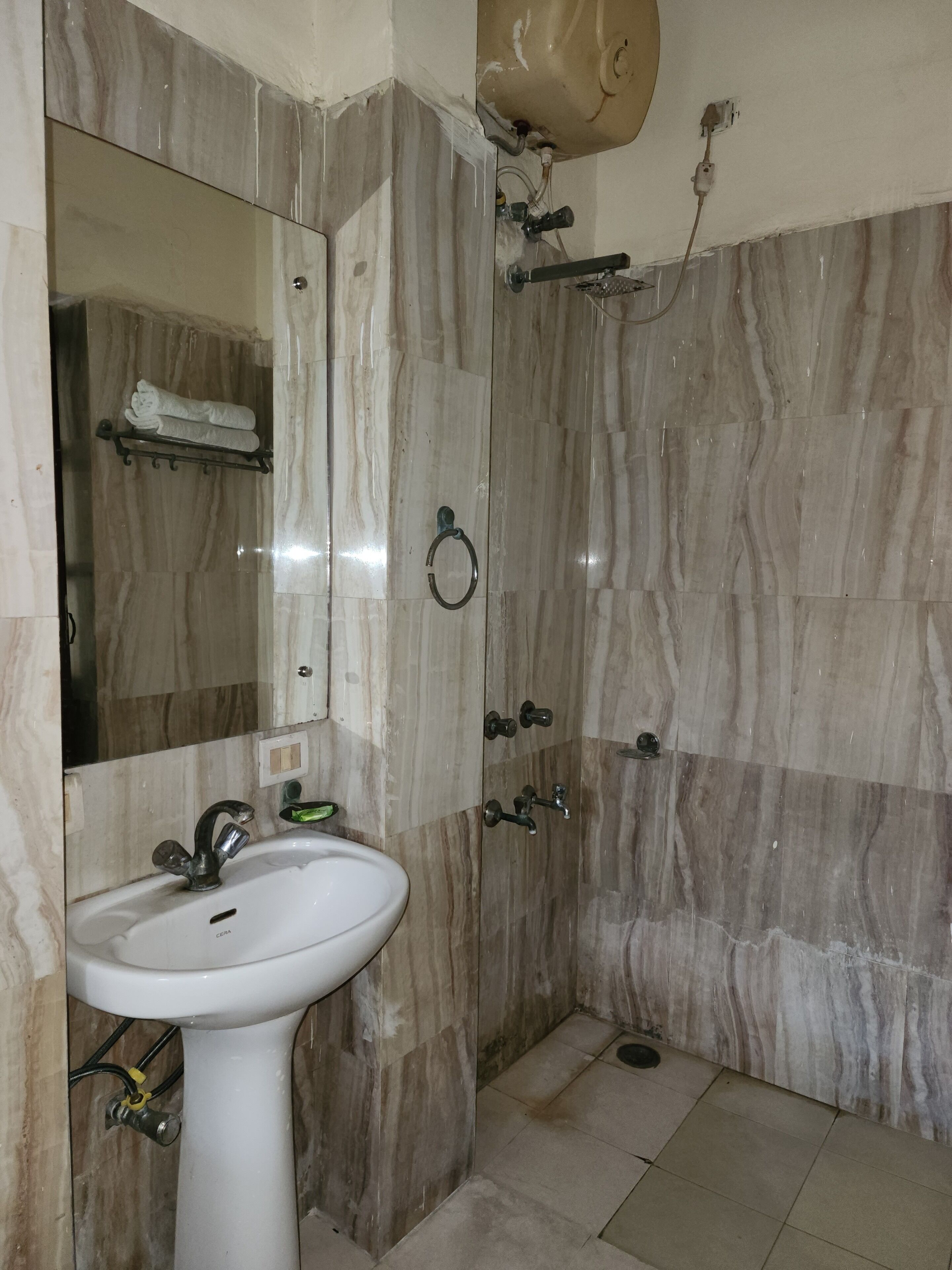 Deluxe Room | Bathroom | Shower, free toiletries, soap, shampoo