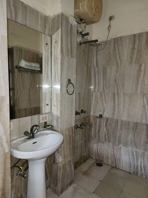Deluxe Room | Bathroom