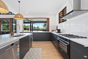 冰箱、微波炉、烤箱、炉灶