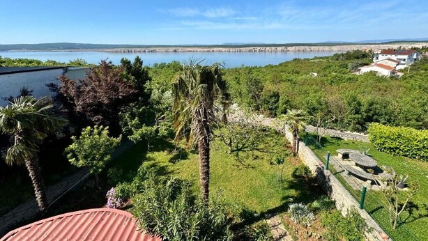 A coastal landscape with a clear sky, a body of water, and a view of a distant shoreline. - Apartment Fruky (Jadranovo)