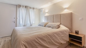 Iron/ironing board, WiFi, bed sheets