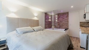 Iron/ironing board, WiFi, bed sheets - Love Room with Jacuzzi, Le Saccard (Villeneuve-le-Roi)