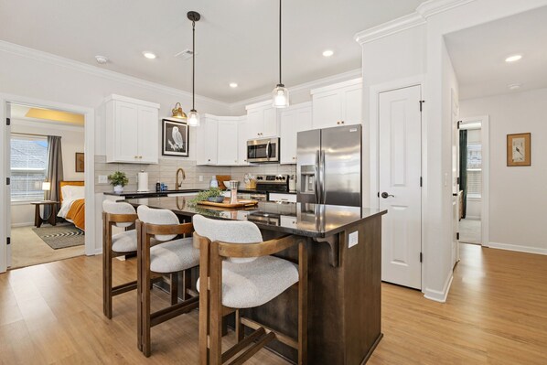 Frigorífico, microondas, horno y placa de cocina