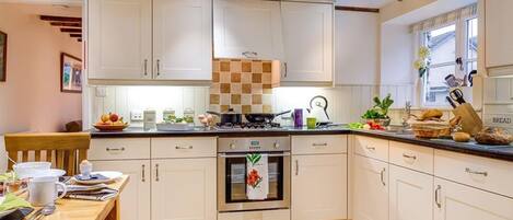 Refrigerador, lavavajillas, tetera eléctrica y utensilios de cocina