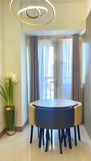 Dining - Cosy Deluxe Flat Manila Bay City Views (Pasay)