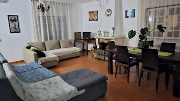 Una Smart TV, una chimenea, una pantalla de ordenador