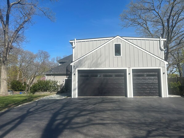 Exterior - Modern newly built 1-bedroom condo, w/art, WiIFI AC in pleasant residential area (Arlington)