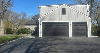 Modern newly built 1-bedroom condo, w/art, WiIFI AC in pleasant residential area