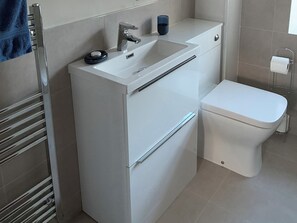 Cottage | Bathroom | Shower - Hen Stabl at Tyn Llan (Cemaes Bay)