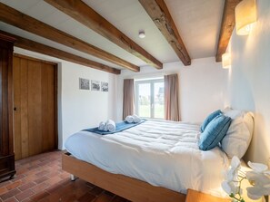 4 bedrooms, travel crib, free WiFi - Stunning private villa for 12 people with WIFI, TV, terrace and pets allowed (Bruges)
