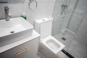 Ducha, bidé, toallas y jabón