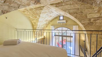 Loft, 1 tweepersoonsbed, uitzicht op tuin, aan tuin | 1 slaapkamer, luxe beddengoed, een minibar, individueel gedecoreerd